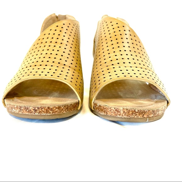 Pierre Dumas tan wedge sandal size 6 1/2M GUC - Picture 2 of 8